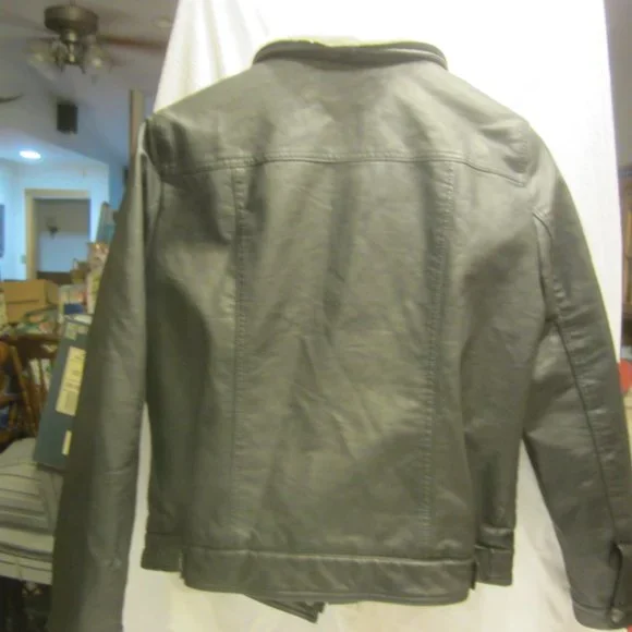 VTG LEVI STRAUS FAUX LEATHER TRUCKER JACKET, W/FAUX SHERPA LINING, LARGE - Picture 6 of 16